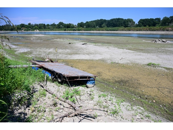 A floating dock for boats is seen lying on the riverbed along the river Po in Castelvetro Piacentino, near Cremona, Northern Italy on July 3, 2026. Photo by PIERO CRUCIATTI / AFP
