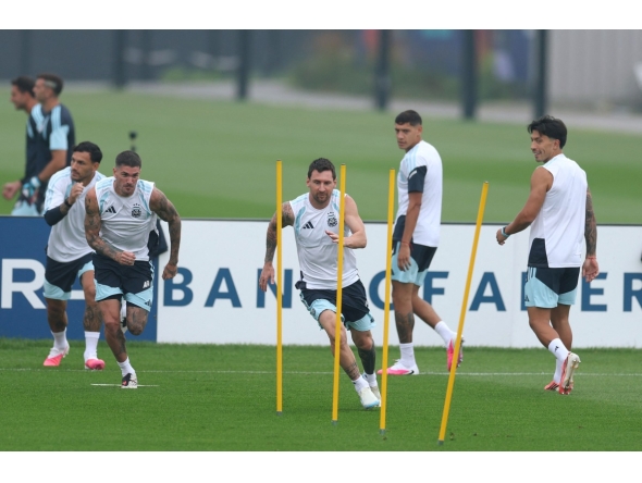 Argentina’s Lionel Messi (centre) exercises during a training session on the eve of the final. 