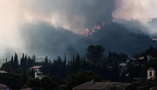 Flames spread on the hills surrounding Cotignac, southeastern France on July 23, 2026 during a wildfire. (Photo by Thibaud MORITZ / AFP)