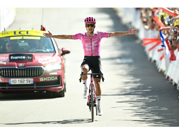 EF Education - EasyPost team's Ecuadorian rider Richard Carapaz cycles to the finish line to win the 18th stage of the 113th edition of the Tour de France cycling race, 185 km between Voiron and Orcières-Merlette in the French Alps, on July 23, 2026. (Photo by Loic VENANCE / AFP)