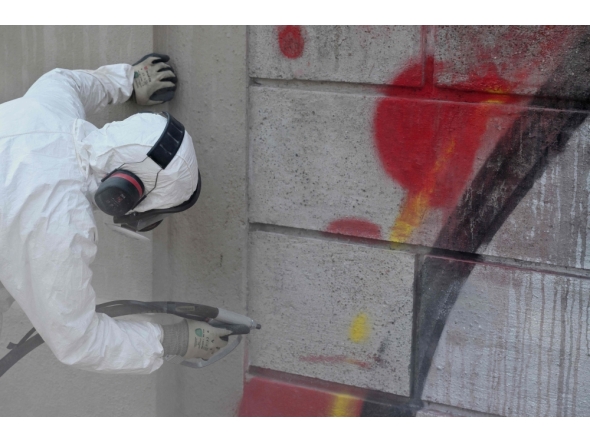 Valerio Tuveri works to erase graffiti from one of the external walls of Villa Sciarra in Rome on July 27, 2026. (Photo by Alberto Pizzoli / AFP)