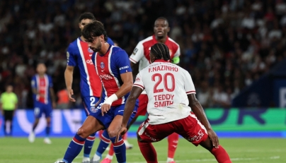 PSG's Spanish forward #09 Ferran Torres (L) and Monaco's Portuguese defender #20 Nazinho during the French L1 football match between Paris Saint-Germain (PSG) and AS Monaco at the Parc des Princes stadium in Paris on September 4, 2026. (Photo by Anne-Christine POUJOULAT / AFP)
