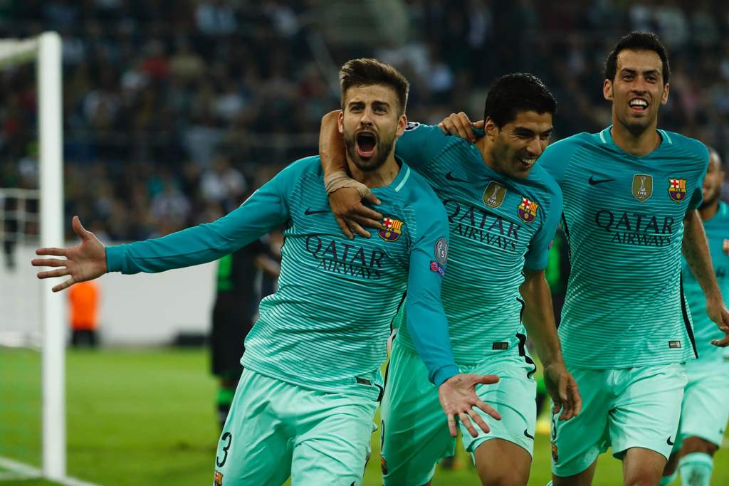 Barcelona's defender Gerard Pique (L) celebrates scoring the 1-2 goal with his teammates Uruguayan forward Luis Suarez and midfielder Sergio Busquets during the UEFA Champions League first-leg group C football match between Borussia Moenchengladbach and F