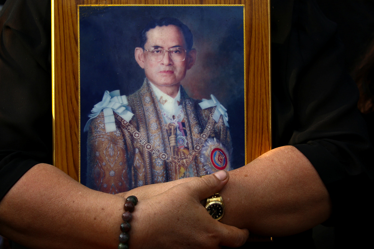 A mourner holds a portrait of Thailand's late King Bhumibol Adulyadej in Bangkok, Thailand, October 14, 2016. (REUTERS/Athit Perawongmetha)