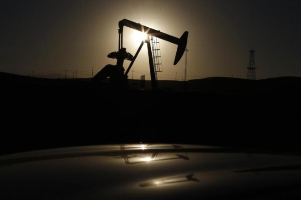 A pump jack is seen at sunrise near Bakersfield, California October 14, 2014. REUTERS/Lucy Nicholson.
