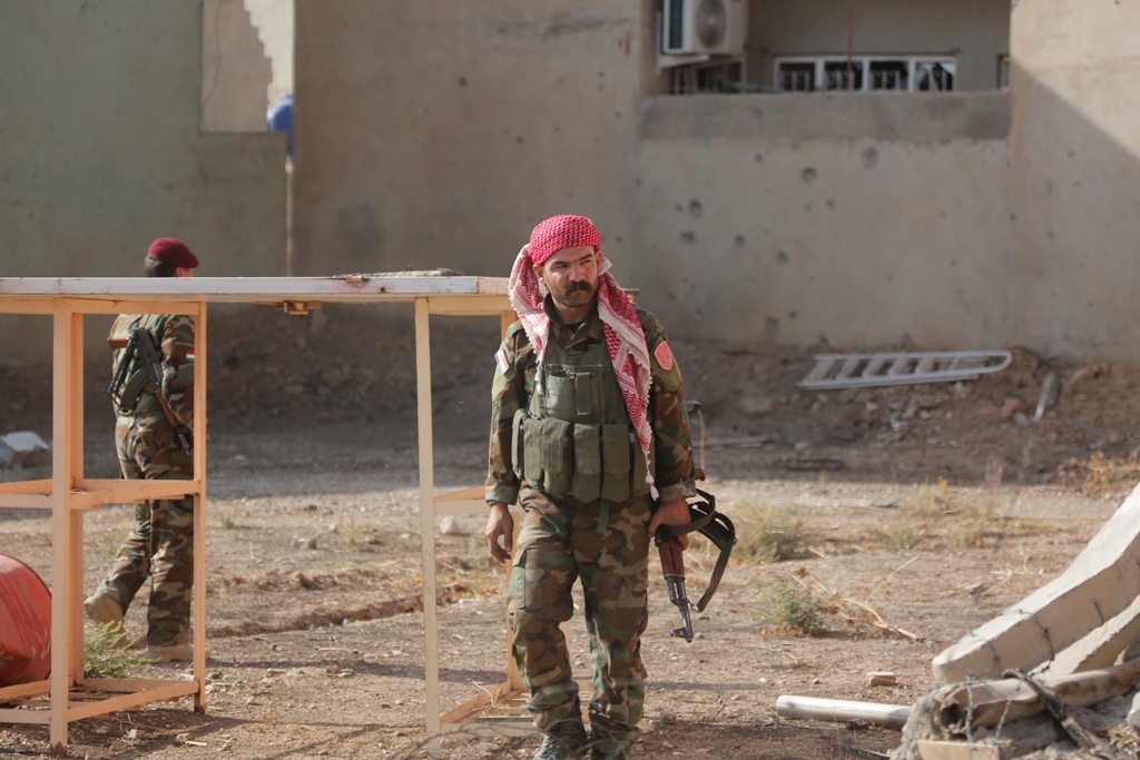 An Iraqi Kurdish Regional Government's peshmerga forces member is seen as clashes against IS continues at Bashiqa center during the operation to clear Bashiqa Town from IS, in Mosul, Iraq on November 8, 2016. Yunus Kele? - Anadolu Agency 
