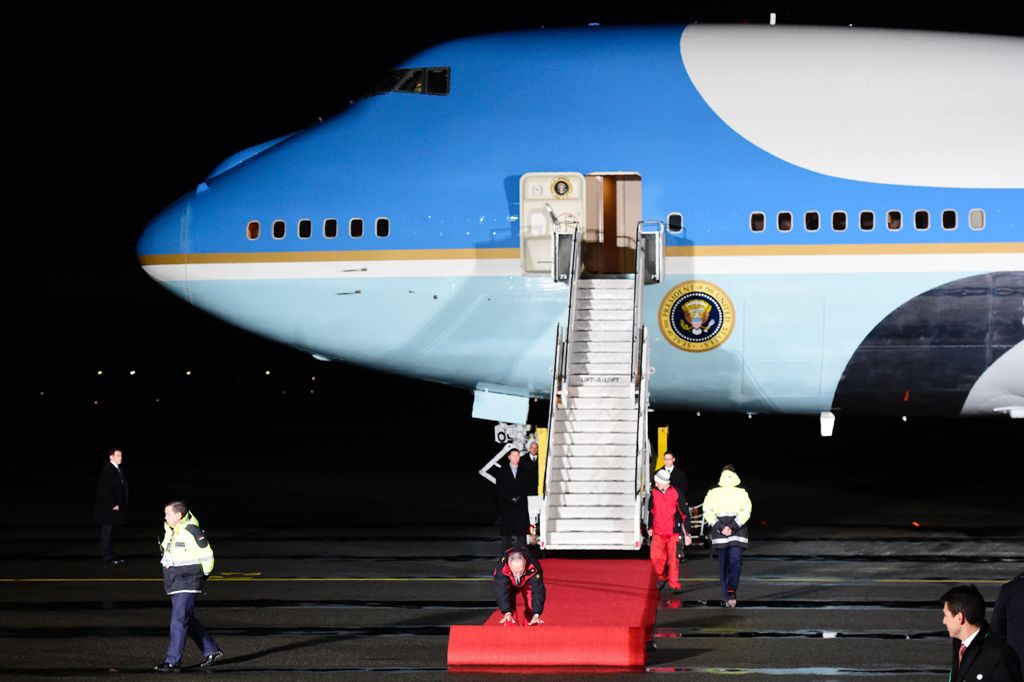 The red carpet is rolled out as US President Barack Obama arrives in Air Force One on November 16, 2016 at Berlin's Tegel airport.  AFP / TOBIAS SCHWARZ
