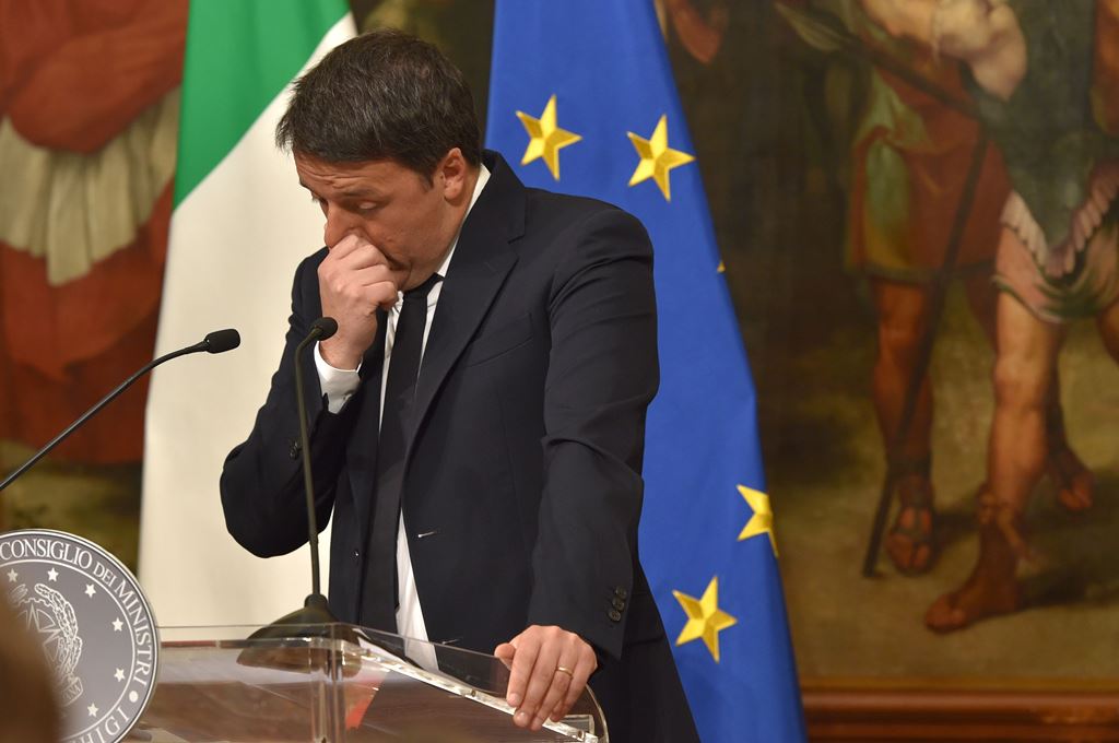 Italy's Prime Minister Matteo Renzi announces his resignation during a press conference at the Palazzo Chigi following the results of the vote for a referendum on constitutional reforms, on December 4, 2016 in Rome. AFP / Andreas SOLARO