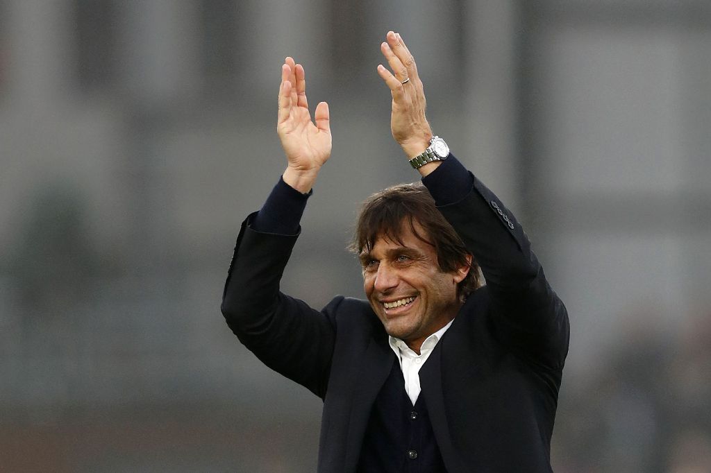 Chelsea's Italian head coach Antonio Conte applauds the fans following the English Premier League football match between Crystal Palace and Chelsea at Selhurst Park in south London on December 17, 2016.  AFP / Adrian DENNIS 