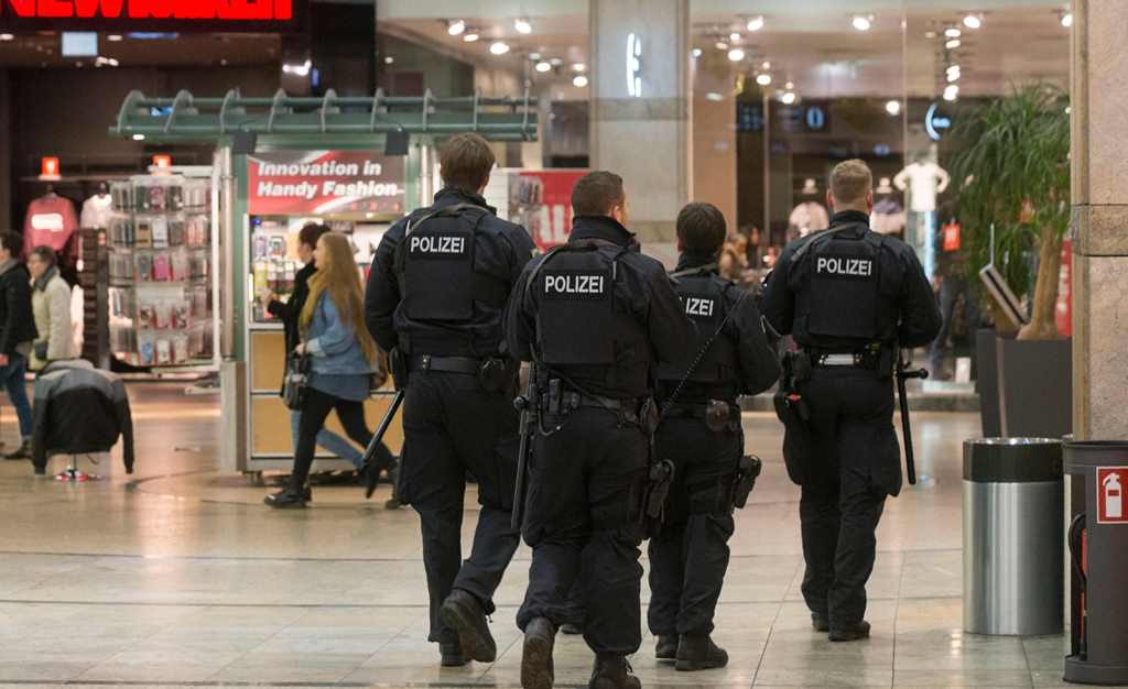 Police officers patrol at one of Germany's largest shopping and leisure centers on December 22, 2016, in Oberhausen, western Germany. AFP / DPA / Arnulf Stoffel