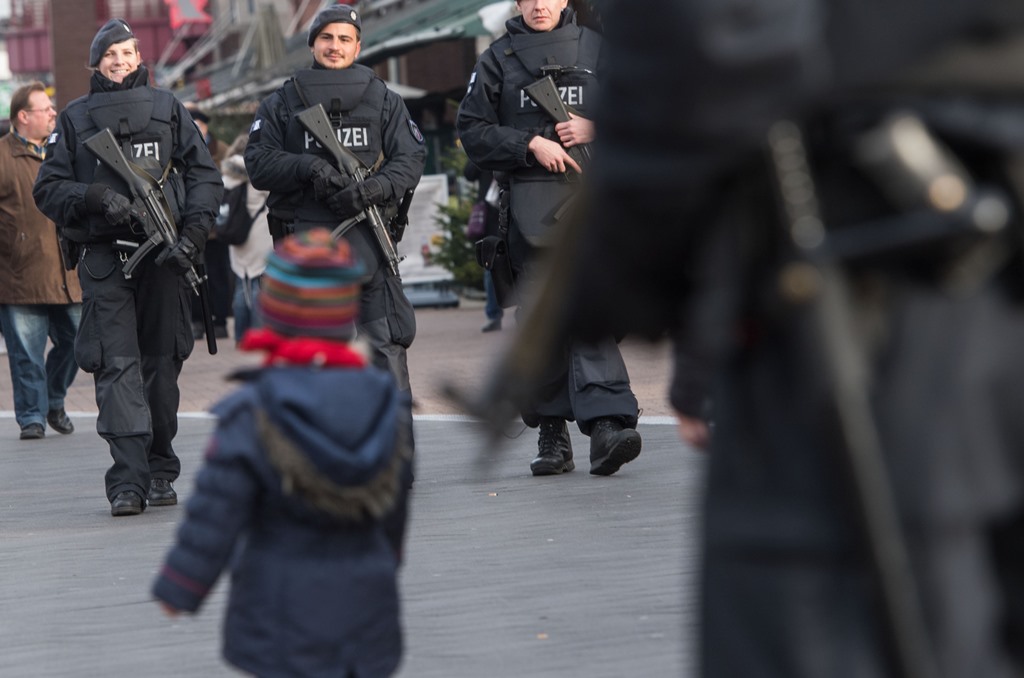Armed police patrol at the Christmas market outside the Centro, one of Germany's largest shopping and leisure centers, in Oberhausen, western Germany on December 23, 2016. AFP / dpa / Bernd Thissen
