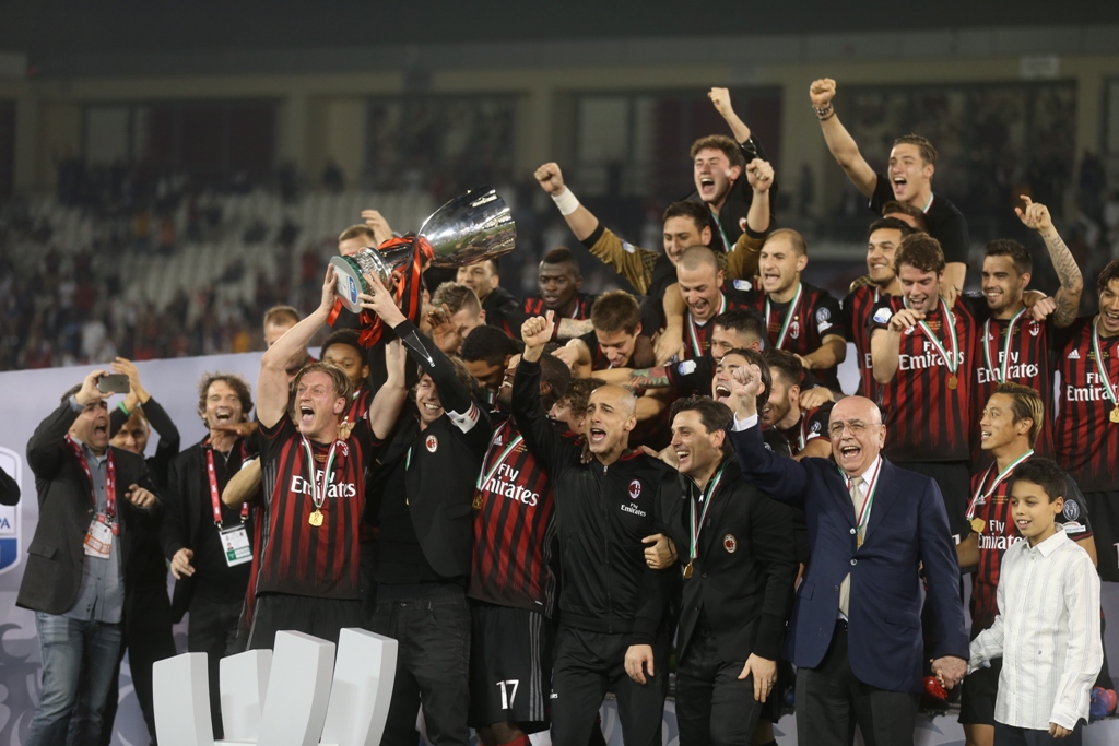 Players of AC Milan raise trophy after winning the Italian Super Cup final match between Juventus and AC Milan at Jassim Bin Hamad Stadium in Doha, Qatar on December 23, 2016. ( Mohammed Dabbous - Anadolu Agency )
