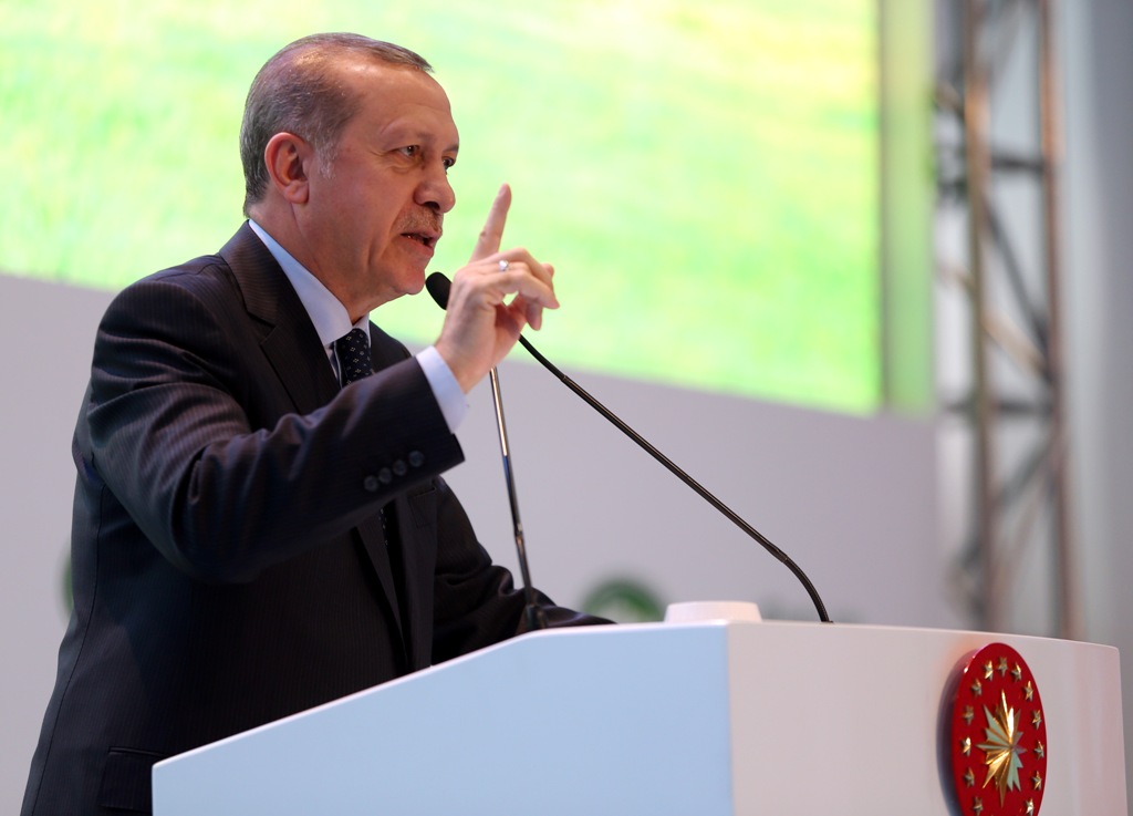 Turkish President Recep Tayyip Erdogan delivers a speech during the opening ceremony of SUTAS Ege dairying project in Tire district of Izmir, Turkey on December 23, 2016. ( Turkish Presidency/Murat Cetinmuhurdar - Anadolu Agency )

