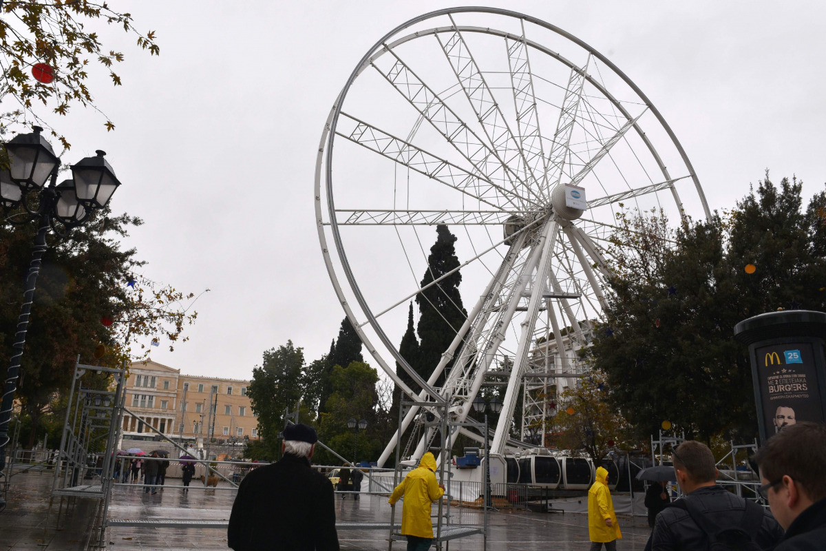 Workers dismantle Athens Ferris wheel at the central Syntagma Square on December 29, 2016. A senior Athens official has resigned in an unprecedented fiasco over a Ferris wheel that was erected for Christmas but then dismantled before ever operating over s