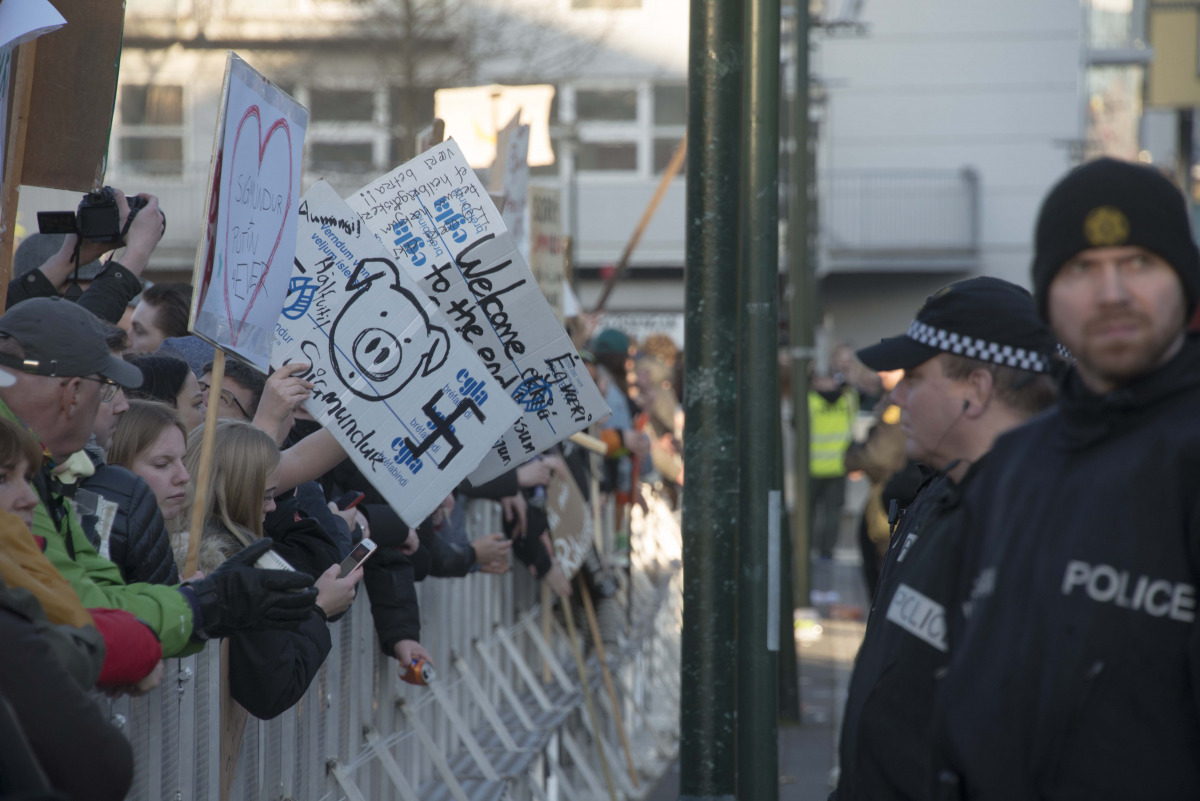 Police stand by as protest against former Iceland PM Sigmundur David Gunnlaugsson outside parliament in Reykjavik on April 4, 2016 (AFP / HALLDOR KOLBEINS) 
