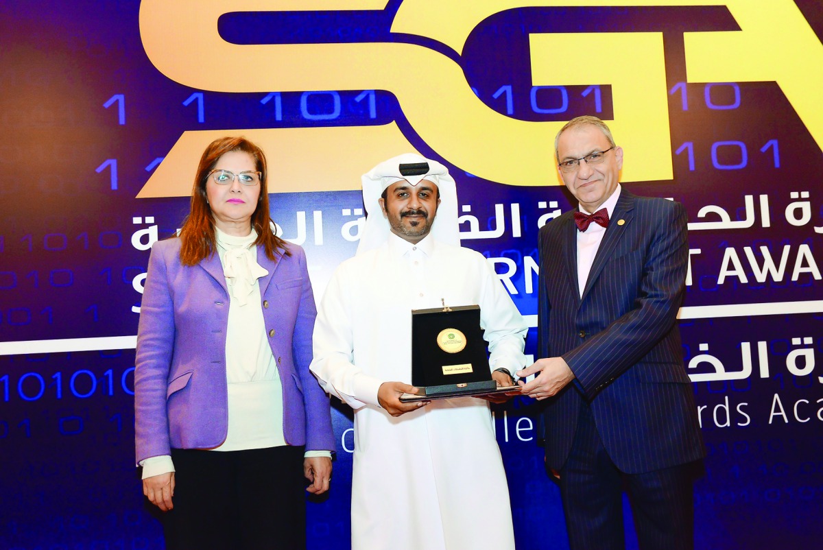 Abdullah Ahmed Al Ali, IT Director at the Ministry of Economy and Commerce, receiving the award.
