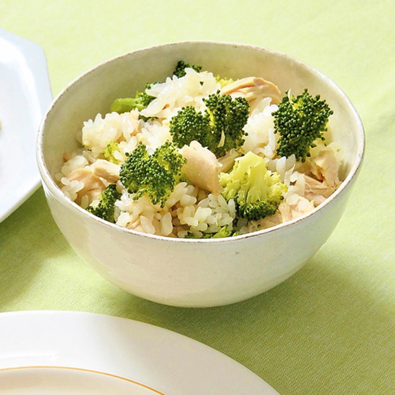 Takikomi gohan with tuna and broccoli (The Yomiuri Shimbun)