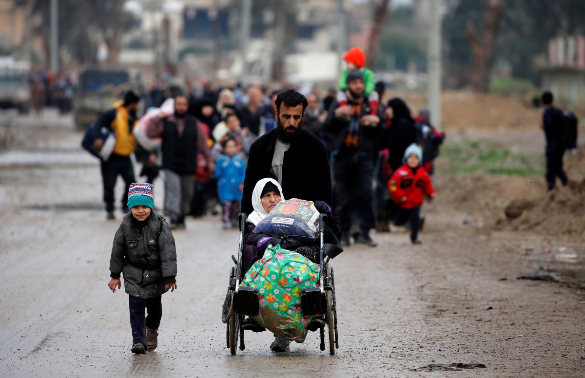 Displaced Iraqi people from different areas in Mosul flee their homes after clashes to reach safe areas, as Iraqi forces battle with Islamic State militants in the city of Mosul, Iraq March 18, 2017. REUTERS/Youssef Boudlal