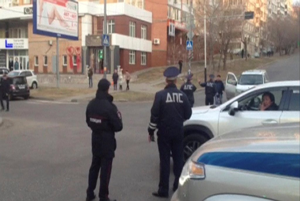 A still image from a video footage shows Interior Ministry officers block a street near a regional office of Russia's Federal Security Service (FSB), which was attacked by a gunman, in Khabarovsk, Russia, April 21, 2017. REUTERS/Reuters TV
