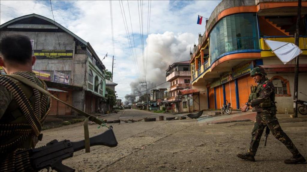 Smoke rises as government troops conduct an operation against Maute rebels in Marawi City in Southern Philippines on June 6, 2017. ( Richard Atrero de Guzman - Anadolu Agency ).