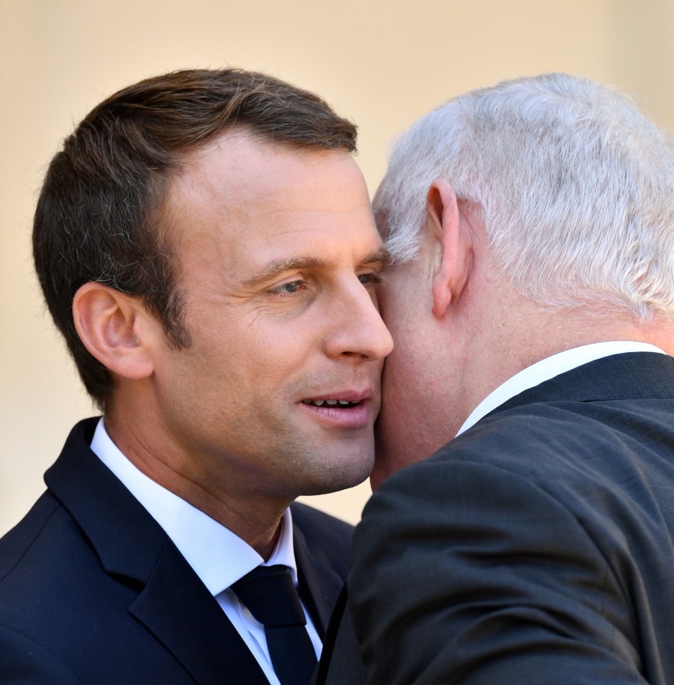French President Emmanuel Macron (L) welcomes Israeli Prime Minister Benjamin Netanyahu (R) at the Elysee Palace in Paris, France on July 16, 2017. (Mustafa Yalç?n / Anadolu Agency)