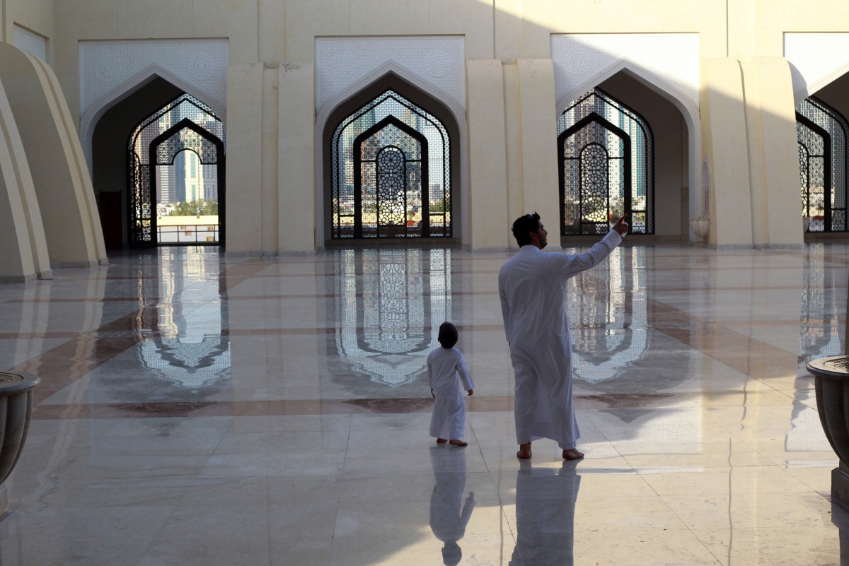 A man and his son stand at Imam Muhammad ibn Abd al-Wahhab Mosque in Doha, Qatar, June 9, 2017 (Reuters / Naseem Zeitoon) 