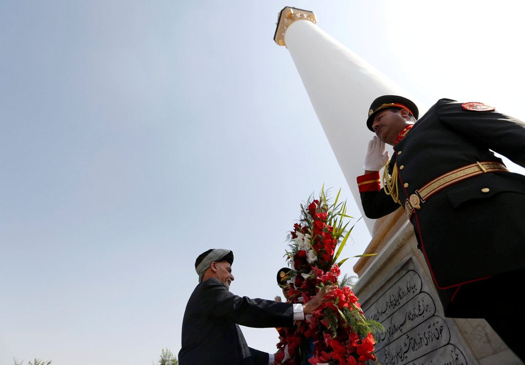 Afghan President Ashraf Ghani (L) places a wreath of flowers next to the minaret of liberty during Afghan Independence Day celebrations in Kabul, Afghanistan August 19, 2017. REUTERS/Mohammad Ismail

