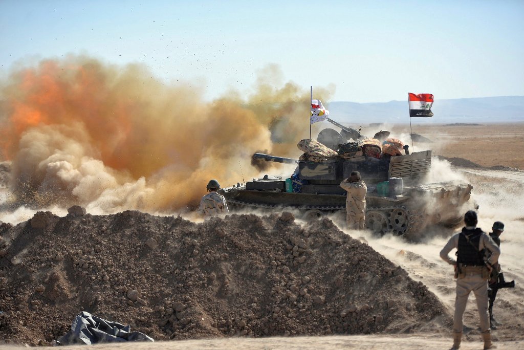Iraqi army fire against Islamic State militants on the outskirts of Tal Afar, Iraq, August 20, 2017. REUTERS/Stringer 
