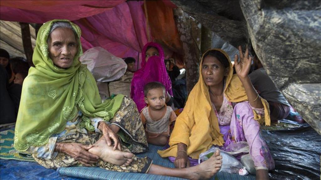 Rohingya people sit on a makeshift shelter near the Bangladesh-Myanmar border as they are being restricted by the Members of Border Guard Bangladesh (BGB) in Gumdum area in Cox's Bazar, Bangladesh on August 28, 2017. / AA.