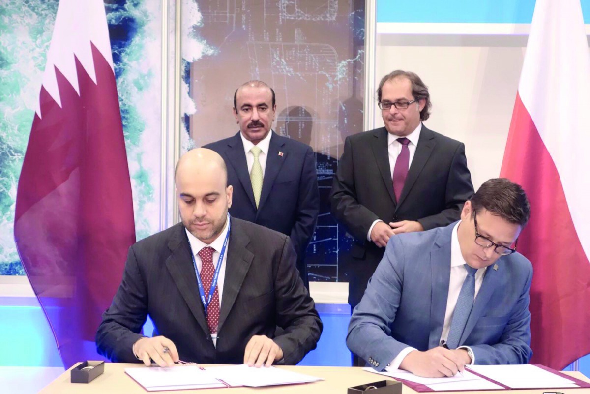 Minister of Transport and Communications H E Jassim Saif Ahmed Al Sulaiti and Poland’s Minister of Marine Economy and Inland Waterways Marek Gróbarczyk, witness the signing of an agreement.