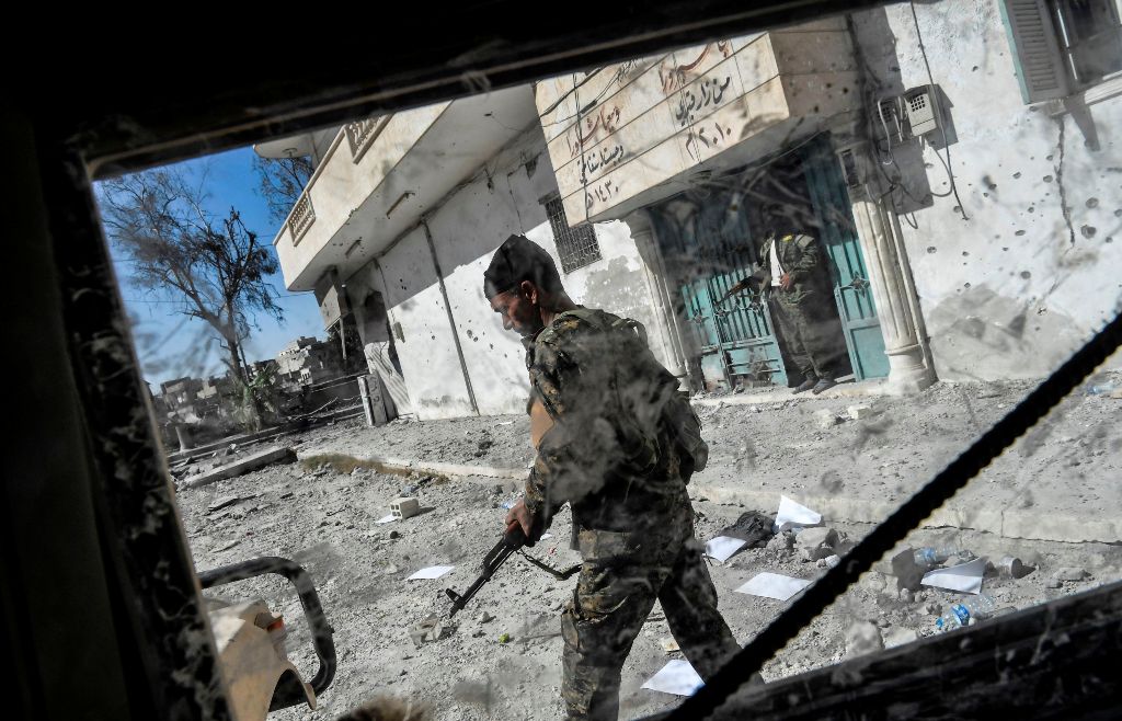 Members of the Syrian Democratic Forces (SDF), Syrian fighters backed by US special forces, take a position on the eastern frontline of Raqa on October 5, 2017. AFP / BULENT KILIC
