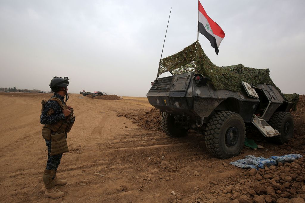 Iraqi forces gather at their camp on the front line in the northwestern town of Fishkhabur, near the borders with Syria and Turkey, on October 28, 2017.  AFP / AHMAD AL-RUBAYE
