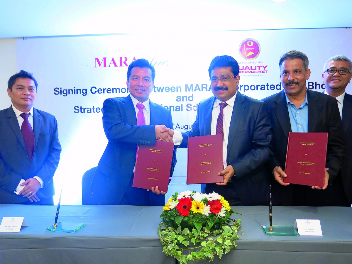 Shamsudheen Olakara (third right), Chairman of Quality Group and Dato Sri Ikmal Hisham bin Abdul Aziz (second left), Chairman of Majlis Amanah Rakyat (Mara Inc) Group, shake hands after signing the agreement.