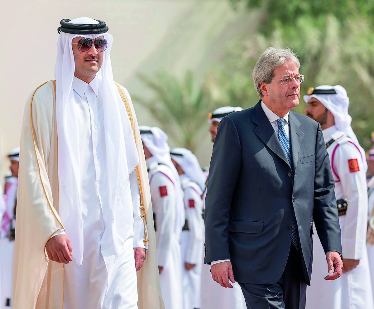 Emir H H Sheikh Tamim bin Hamad Al Thani with the Prime Minister of the Republic of Italy, Paolo Gentiloni, at the Emiri Diwan yesterday.
