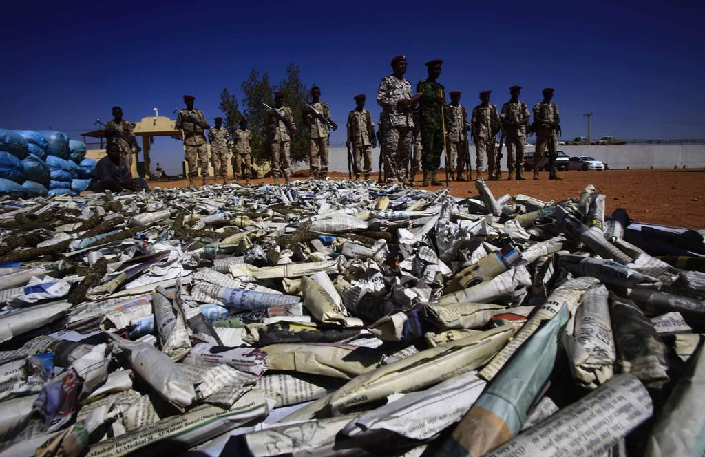 Members of Rapid Support Forces (RSF), Sudan's controversial counter-insurgency unit, show on November 5, 2017 in Khartoum sacks of hashish that were captured in the state of South Darfur a week earlier. AFP / ASHRAF SHAZLY
