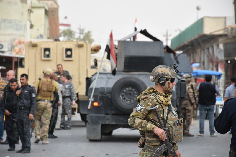 Police officers take security measures after a suicide bomber detonated his explosive vest in Atlas street in Kirkuk, Iraq on November 05, 2017. Ali Mukarrem Garip - Anadolu Agency