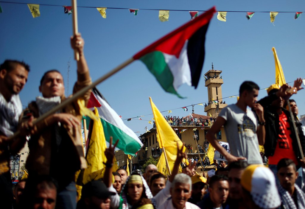 Fatah supporters take part in a rally marking the death anniversary of late Palestinian leader Yasser Arafat, in Gaza City November 11, 2017. REUTERS/Suhaib Salem