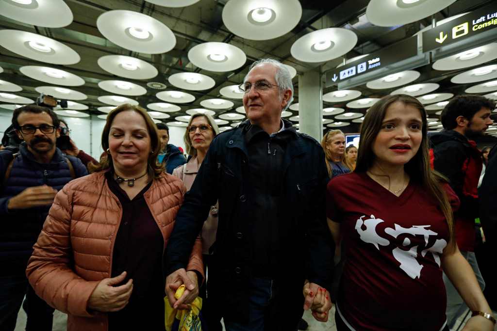 The mayor of Caracas, Antonio Ledezma (C) is greeted by his wife Mitzy Capriles (2-L) and his daughter Antoneta (R) upon his arrival to the Barajas Airport on November 18, 2017 in Madrid.  AFP / OSCAR DEL POZO
