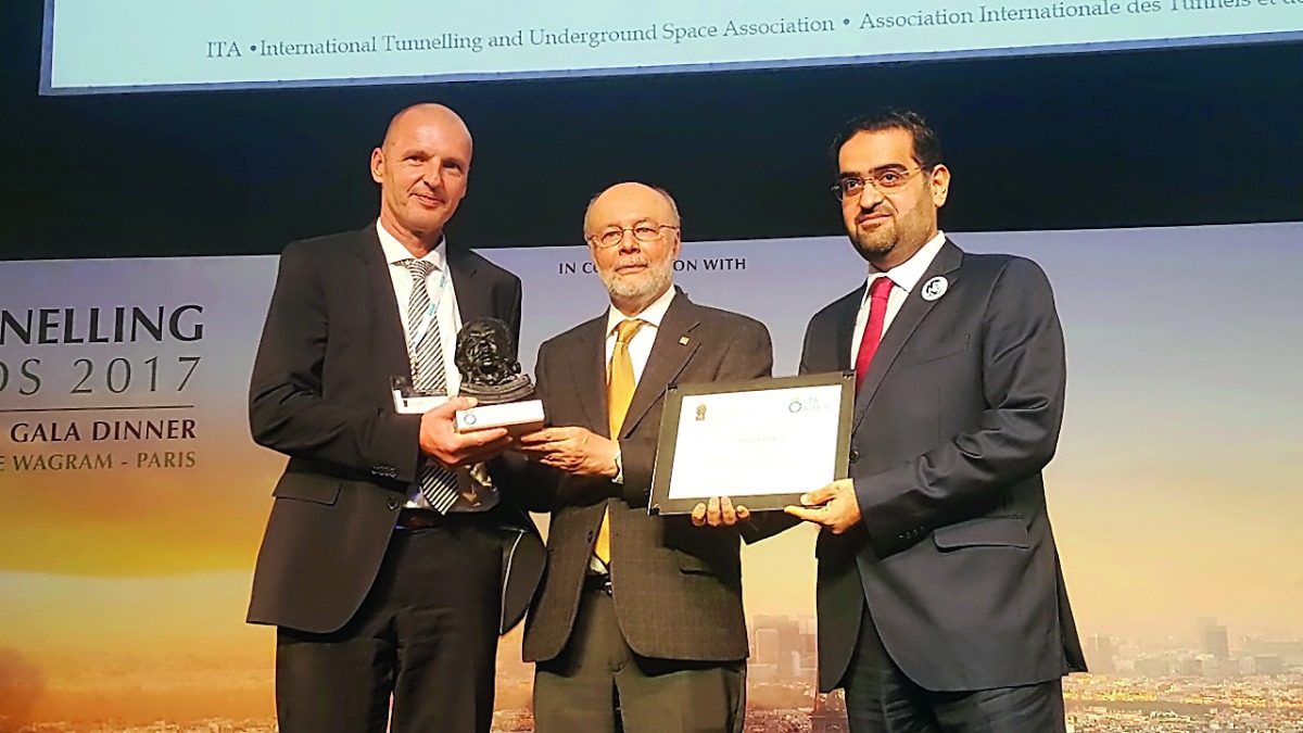 Officials receiving the award.