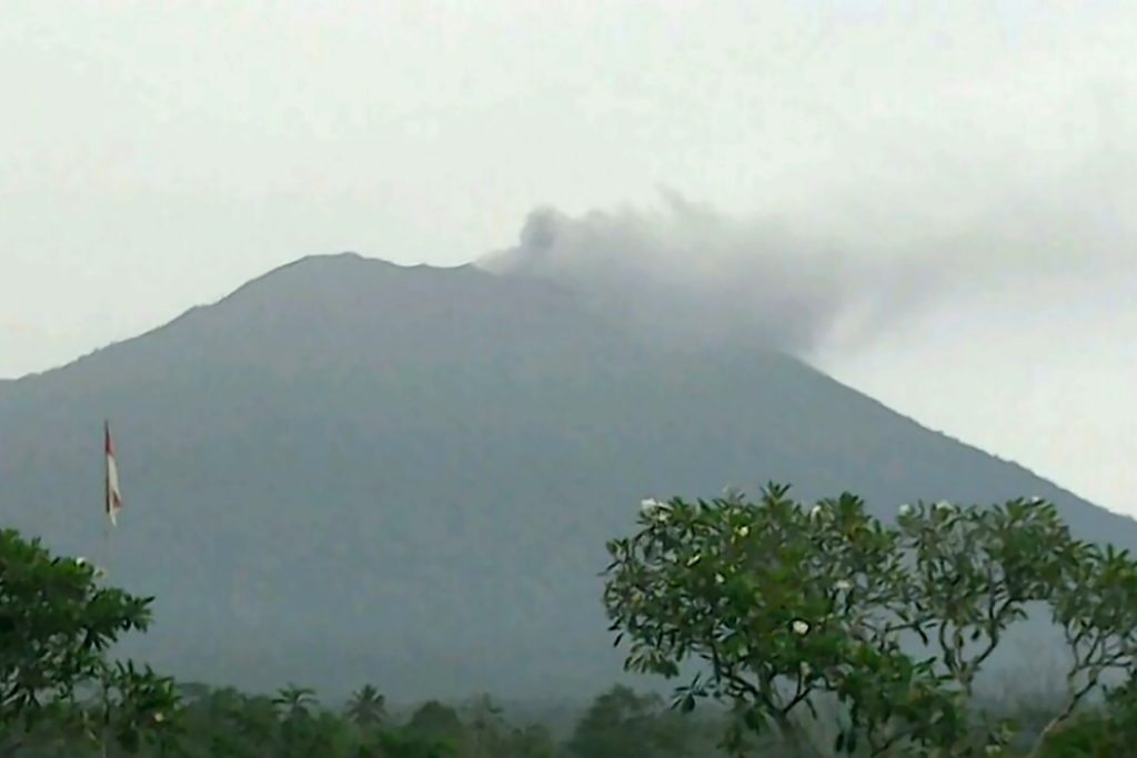 A handout photo from Indonesia's Disaster Mitigation Agency (BNPB) taken and released on November 21, 2017 shows Mount Agung volcano spewing smoke in Karangasem on Indonesia's resort island of Bali. AFP PHOTO /Indonesia's Disaster Mitigation Agency (BNPB)
