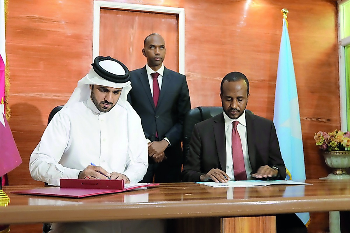 H E Khalifa bin Jassem Al Kuwari, Director General of the Qatar Development Fund and H E Jamal Mohammed Hassan, Minister of Planning, Investment and Economic Development, representing the Somali government, signing the agreement. 
