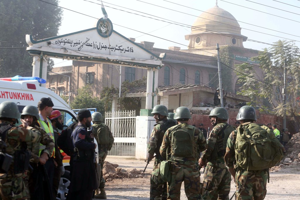 Pakistani security forces and rescuers are seen outside Peshawar Agricultural Training Institute which was attacked by Taliban militants, in the northwestern city of Peshawar, in Khyber Pakhtunkhwa province, Pakistan, on December 1, 2017.  Muhammad Asad -