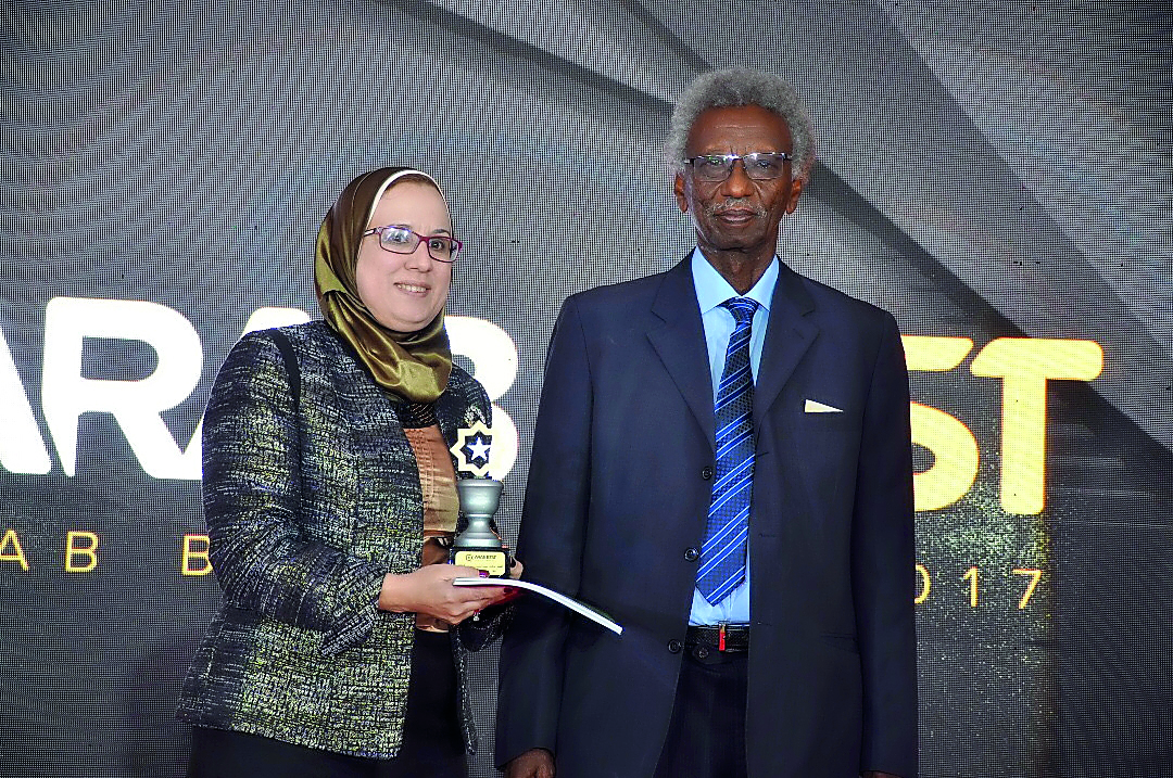 Dr Samar Aboulsoud with the award.