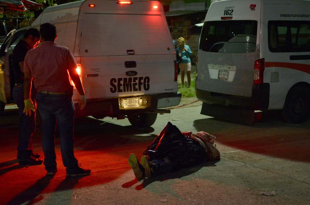 The corpse of a man found wrapped in black plastic tied by the hands and with signs of torture lies in the floor along the highway at the municipality of 
