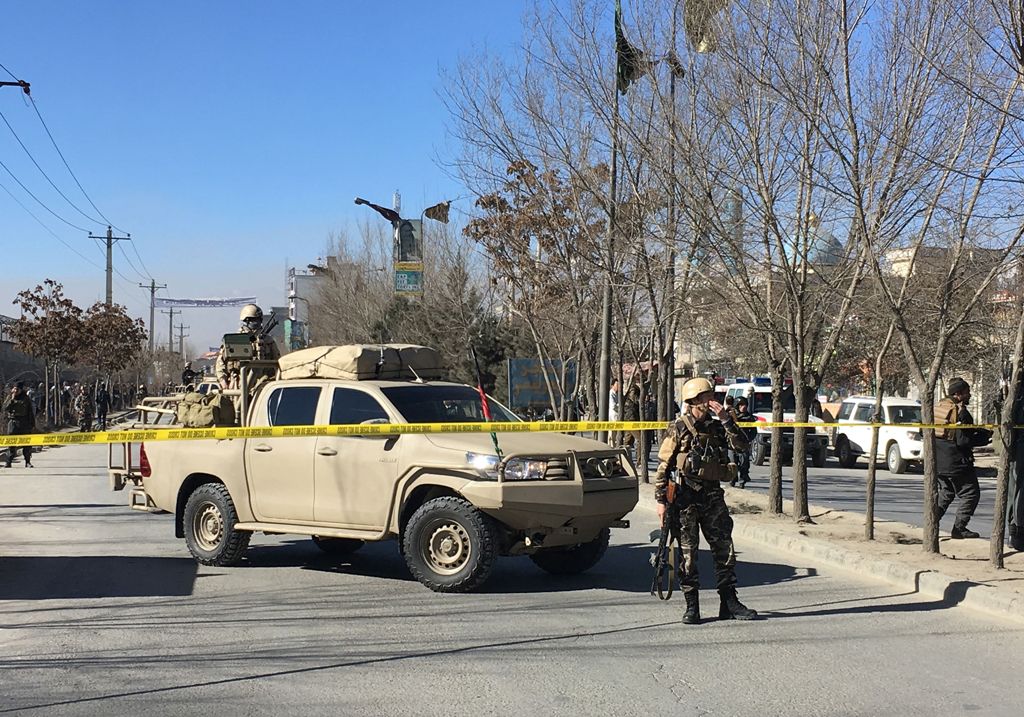 Afghan security forces stand guard near the site of multiple blasts in Kabul on December 28, 2017. / AFP.