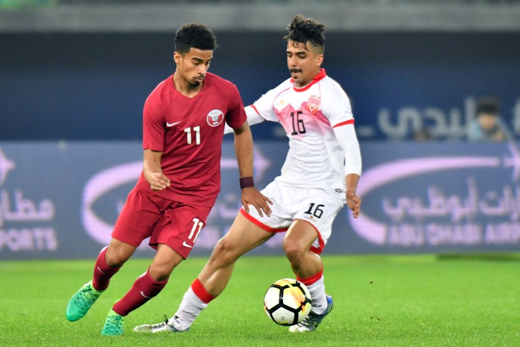 Qatar's Akram Afif (L) vies for the ball with Bahrain's Reda Issa (R) during the 2017 Gulf Cup of Nations football match between Qatar and Bahrain at the Sheikh Jaber al-Ahmad Stadium in Kuwait City on December 29, 2017.  AFP / GIUSEPPE CACACE

