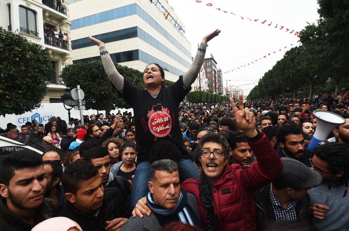 Tunisians shout slogans during a demonstration against the government and price hikes on January 9, 2018 in Tunis. AFP / Fethi Belaid