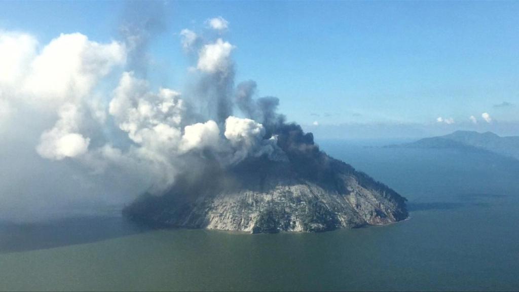 The remote island volcano of Kadovar spews ash into the sky in Papua New Guinea, January 6, 2018. SAMARITAN AVIATION/via REUTERS 