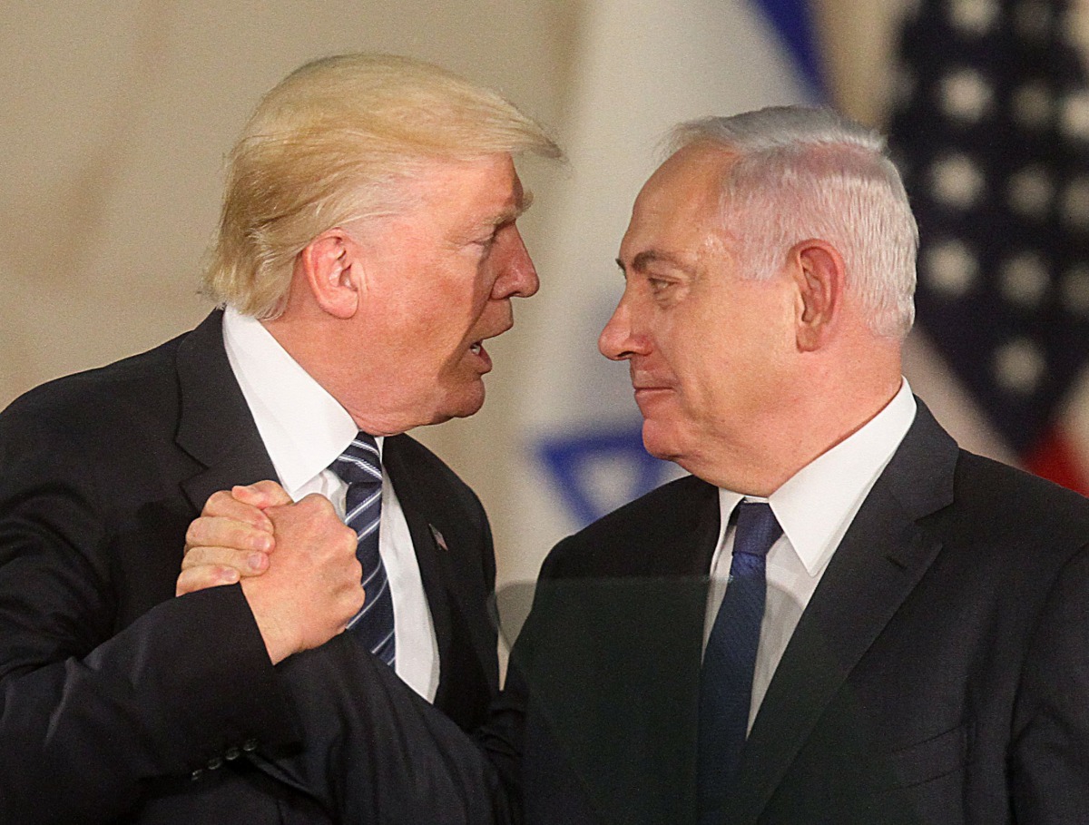 US President Donald Trump (L) and Israel's Prime Minister Benjamin Netanyahu shaking hands after delivering a speech at the Israel Museum in Jerusalem on May 23, 2017.  AFP / Gil Cohen-Magen
