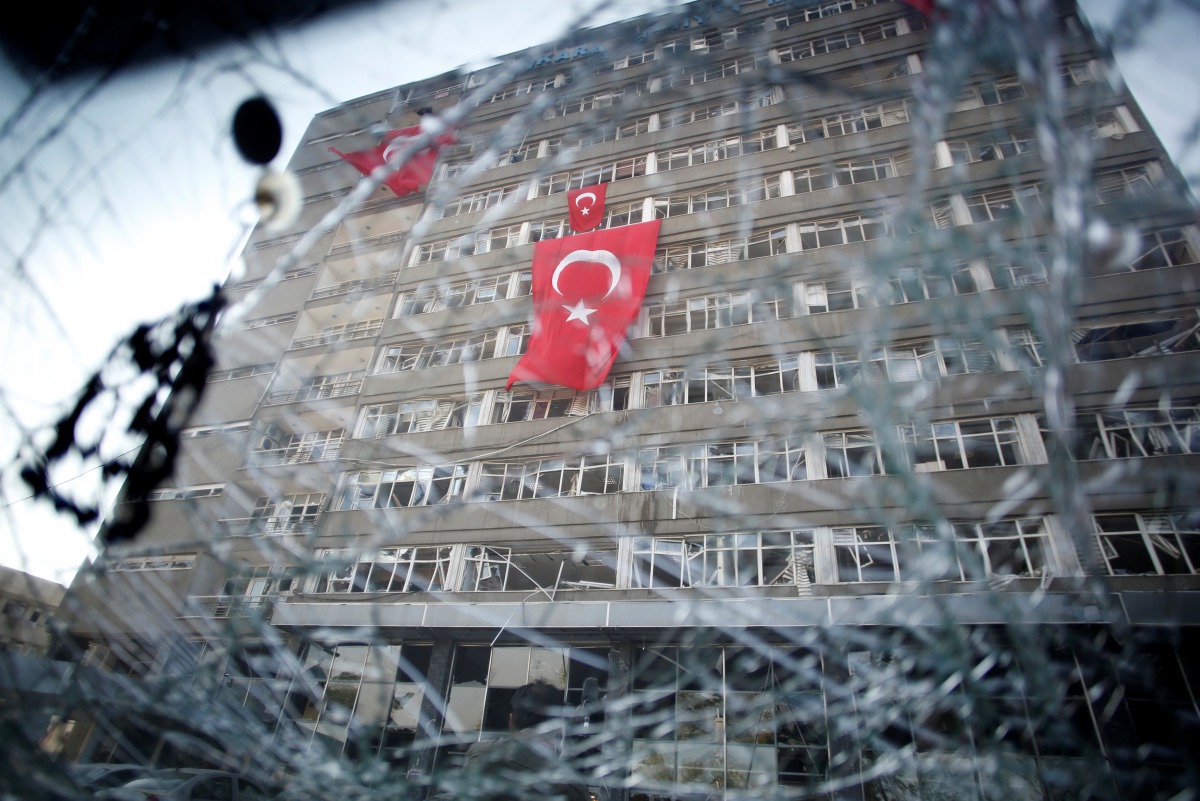 The Ankara police headquarters is seen through a cars broken window caused by fighting during the coup attempt in Ankara, July 19, 2016. Reuters / Baz Ratner